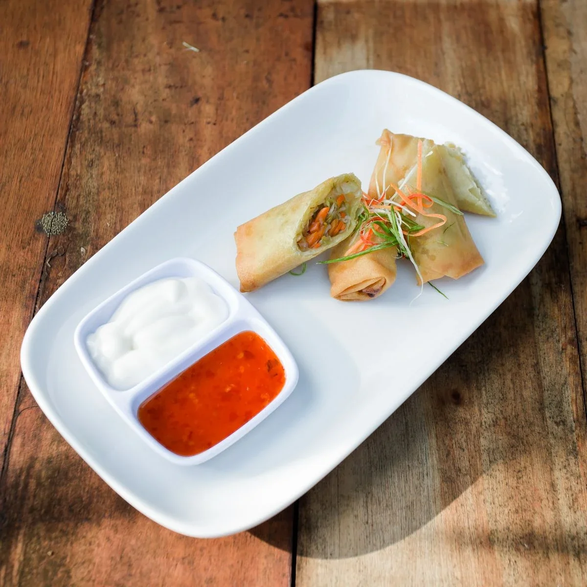 Fried spring rolls with dipping sauce