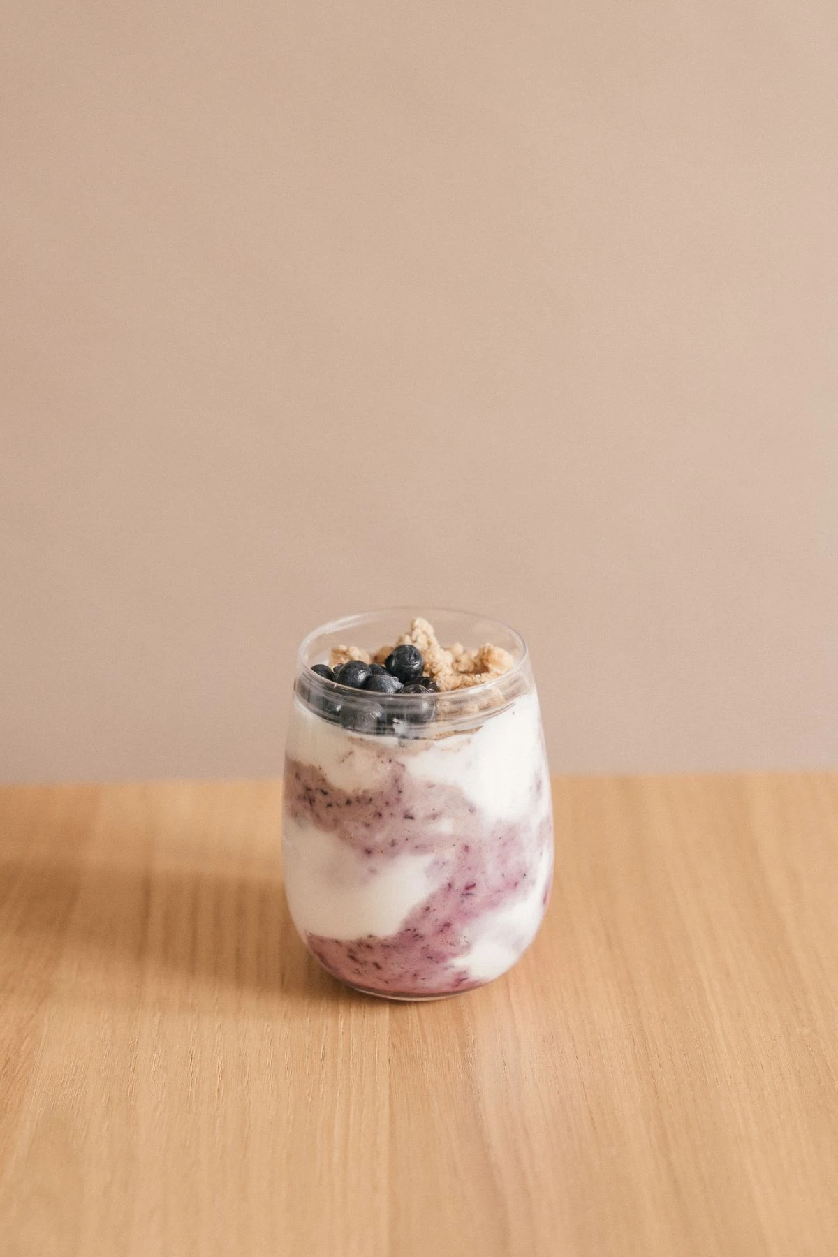 Yoghurt with fruit and granola